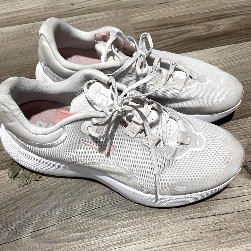 Mike tennis shoes